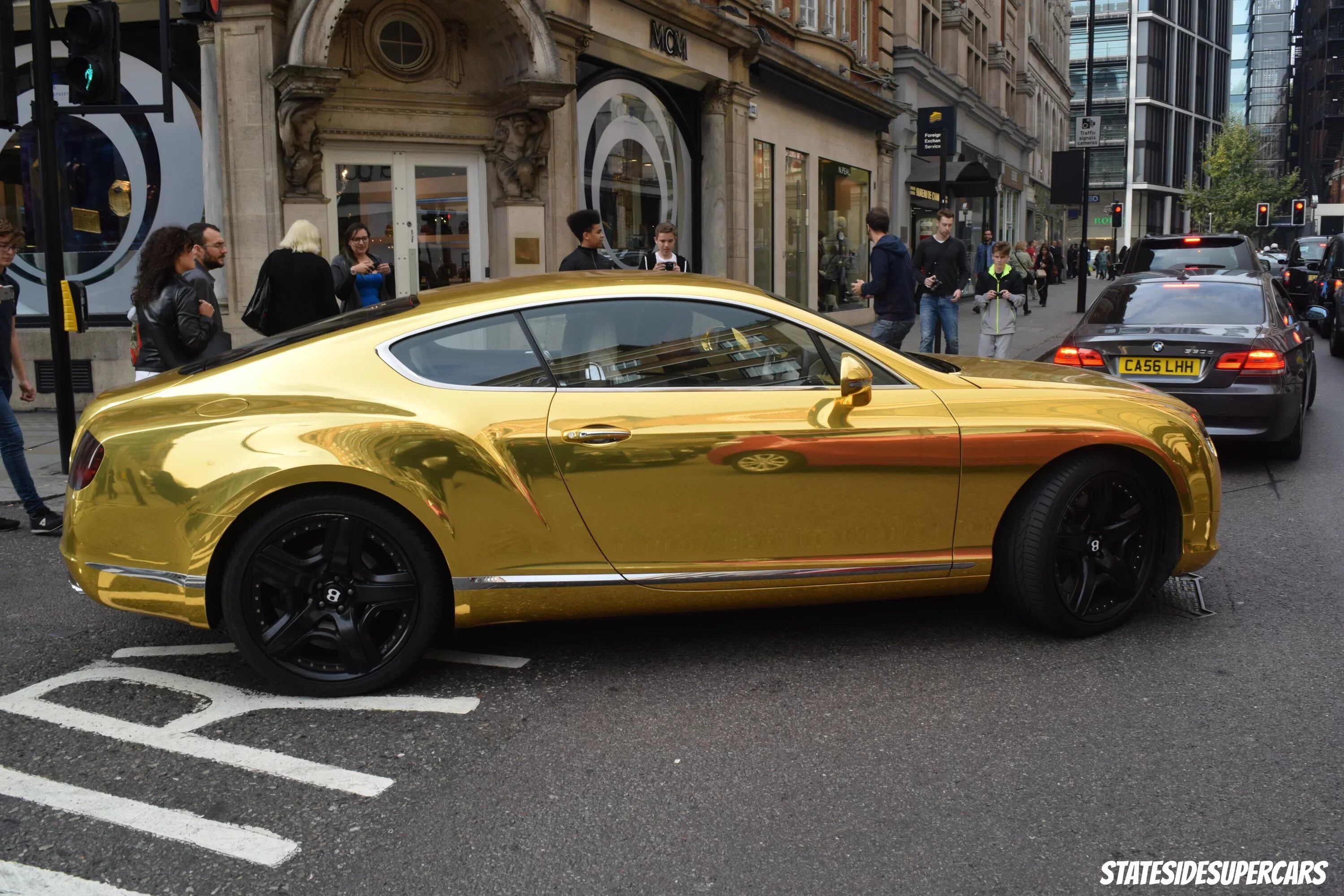 Золотистый авто. Бентли Континенталь золотой. Bentley Bentayga Золотая. Бентли золотого цвета. Золотая машина.