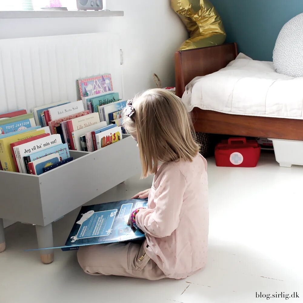 Хранение книг в детской. Хранение игрушек в детской. Хранение книг в детской. Хранение книжек в детской комнате. Детская комната с книгами.