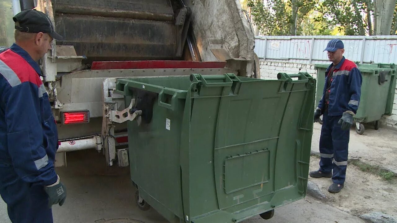 Мусорная машина. Водитель мусоровоза. Работа мусоровоза. Мусоровоз работает. Водитель мусоровоза.