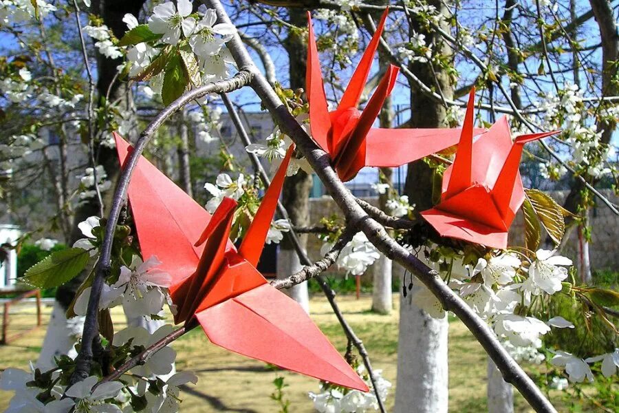 Японский бумажный Журавлик. Оригами Журавлик Япония. Бумажные Журавлики на деревьях.
