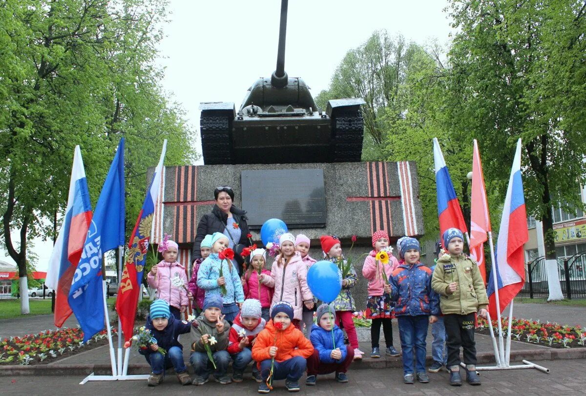 Работа унеча. Вечный огонь унеча. вечный огонь в г унеча. дети на экскурсии у памятника в г унеча. унеча.