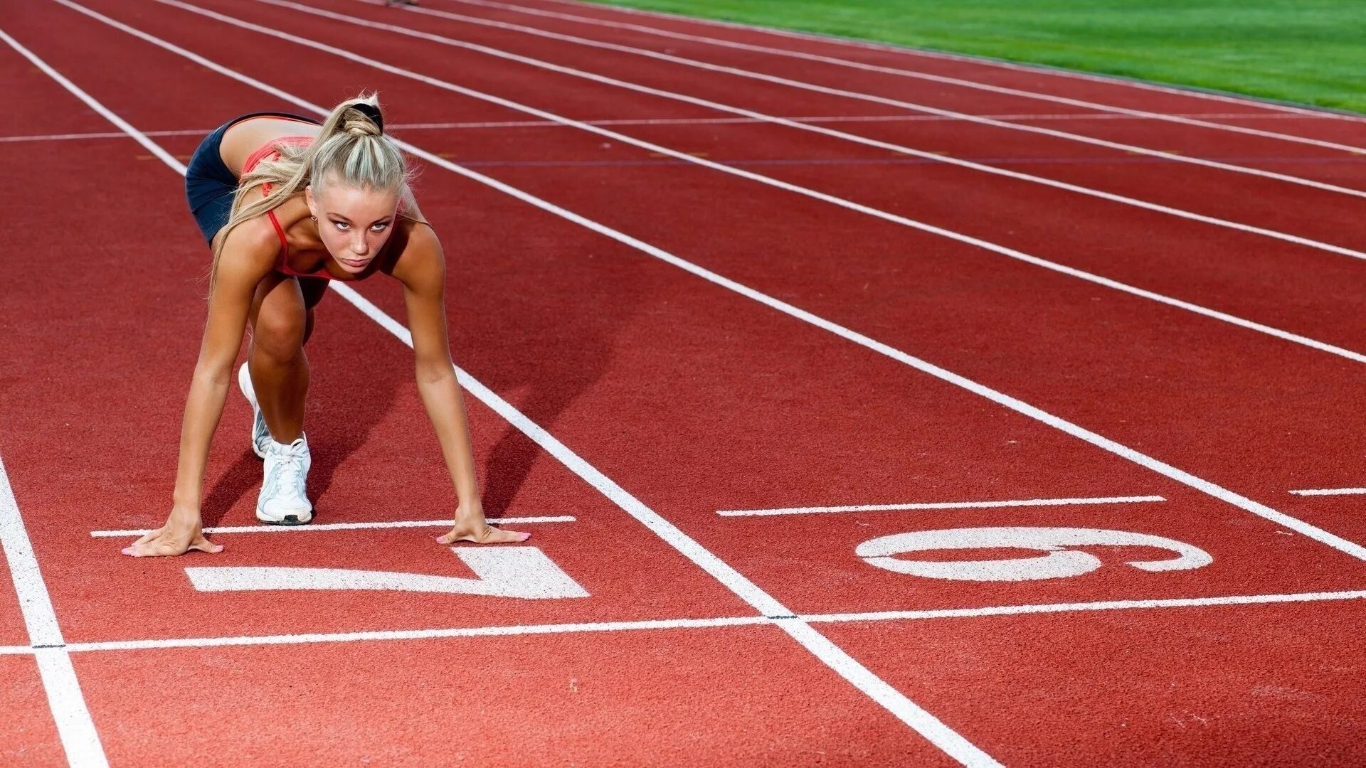 Women in sports. Спринтерский бег в легкой атлетике. Спринтерский бег старт. Легкая атлетика старт.