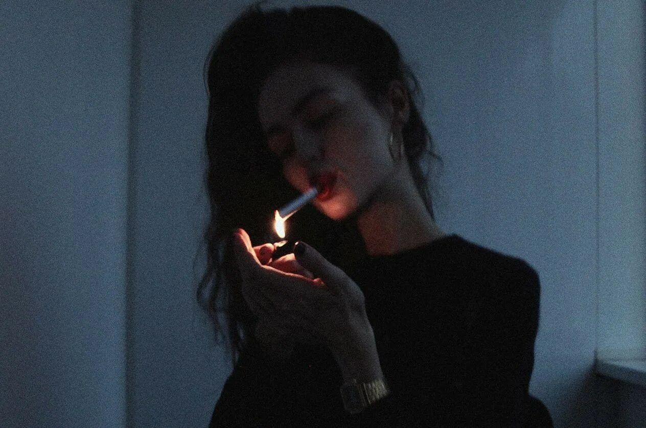 Эти девки зажигалки но мне нужна пушка. Девушка с сигаретой. Эстетика курящих девушек. Курящая девушка Эстетика. Сигарета в руке девушки.