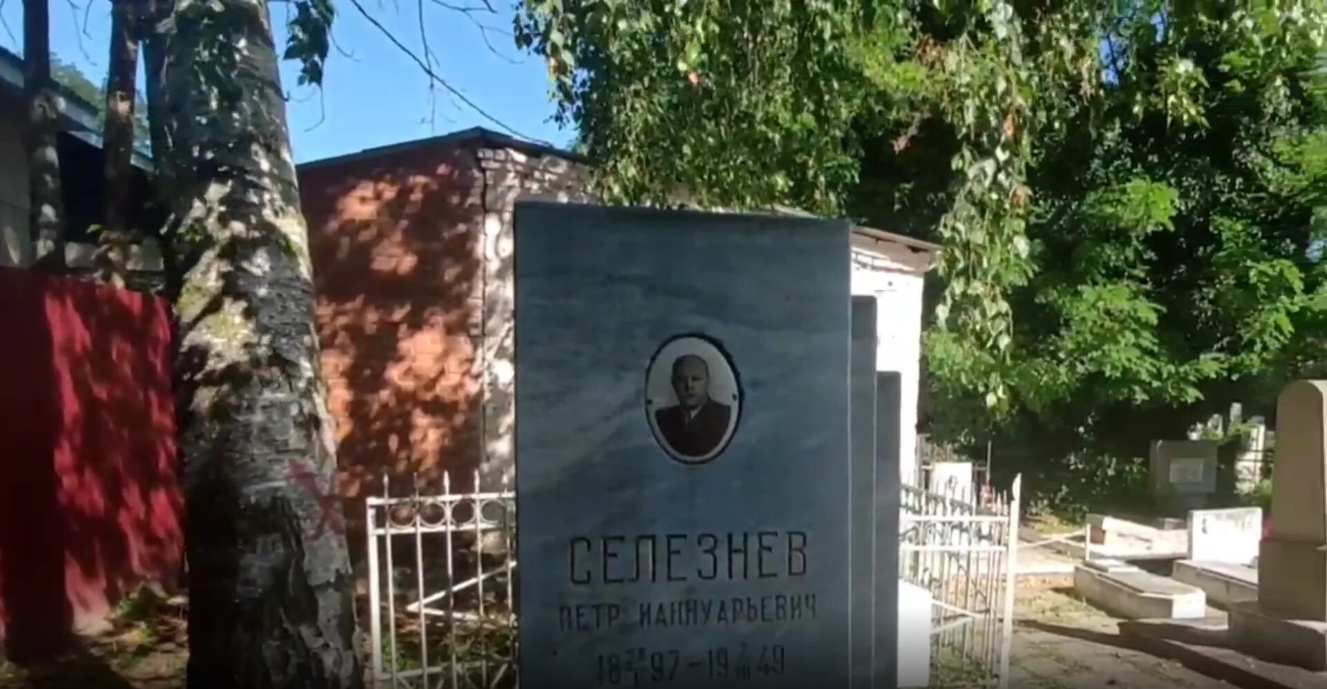 На субботнике привели в порядок заброшенные могилы на Пашковском кладбище :: Krd