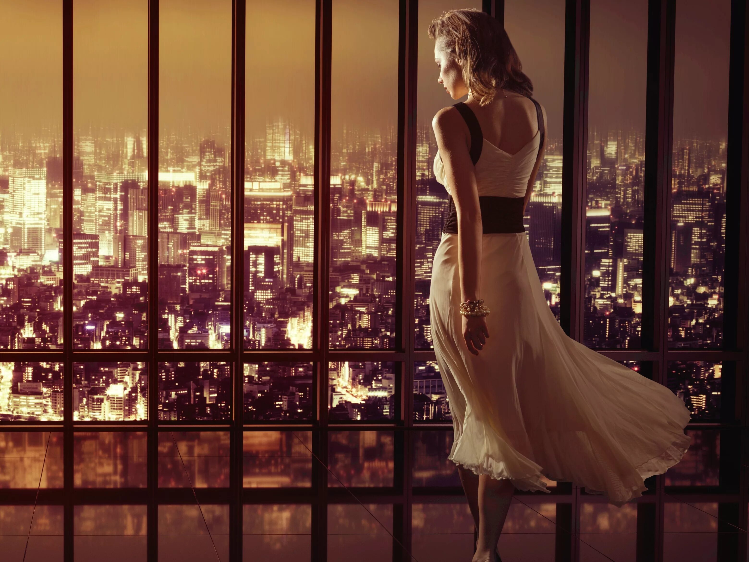 Вечер женщина картинки. Фотосессия на фоне окна. Фотосессия на фоне ночного города. Девушка в платье. Панорамное окно девушка поёт.