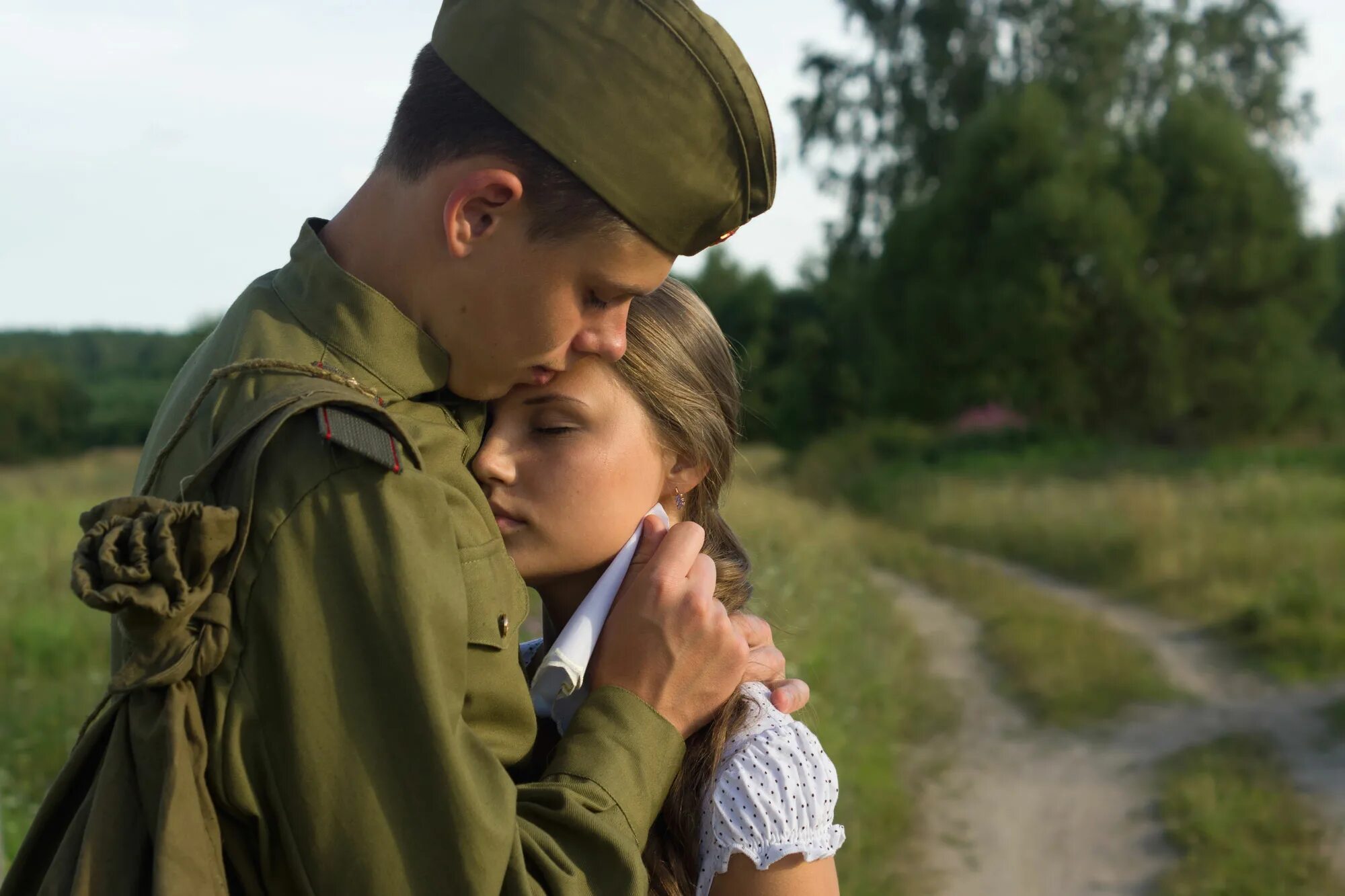 За солдатами ухаживают. Возвращение солдата. Девушка провожает солдата. Обнимает военного. Солдат прощается с девушкой.