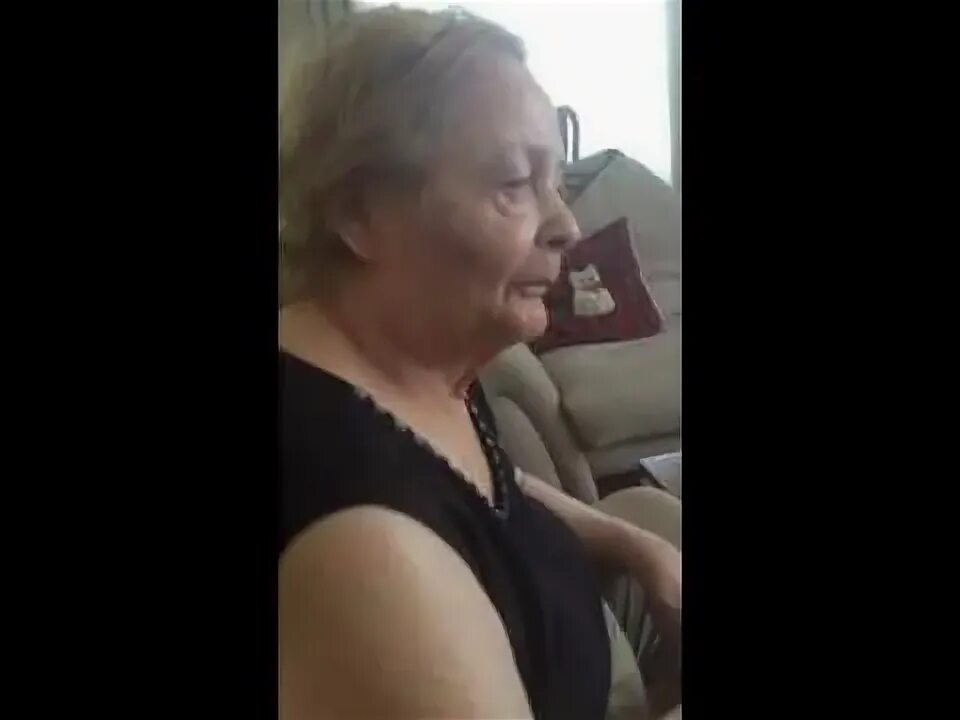 Пожилые женщины веб камера. Бабуля веб камера. Бабушка показала на веб камеру. Жирные бабушки , веб камера. Старые волосатые бабушки.