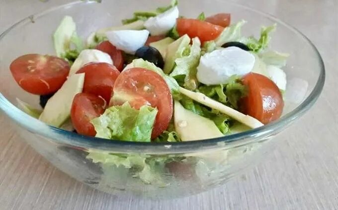 Руккола моцарелла черри. Салат помидоры авокадо моцарелла. Салат с авокадо и моцареллой. Салат авокадо моцарелла черри. Черри, авокадо и моцарелла.