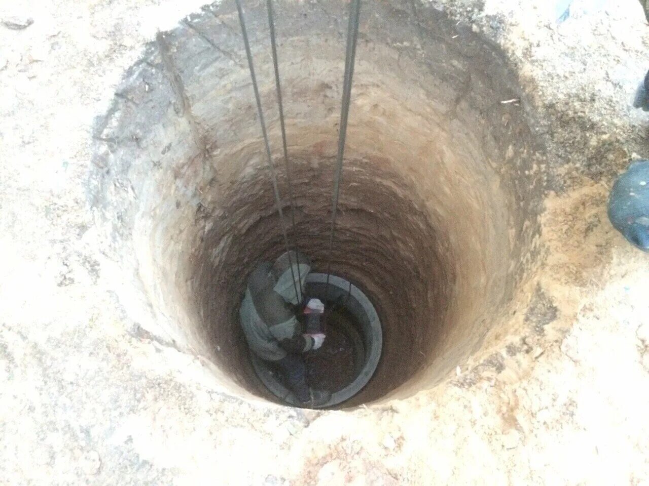 копка колодцев с кольцами. копать скважины. копка колодца буром. копаем колодцы. копать скважины.