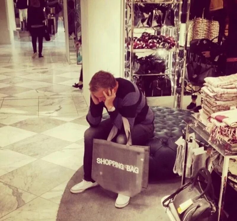 примерка в магазине. мужчина и женщина с покупками. мужчина примеряет одежду. мужчины в магазине женской одежды мем. примерка одежды.