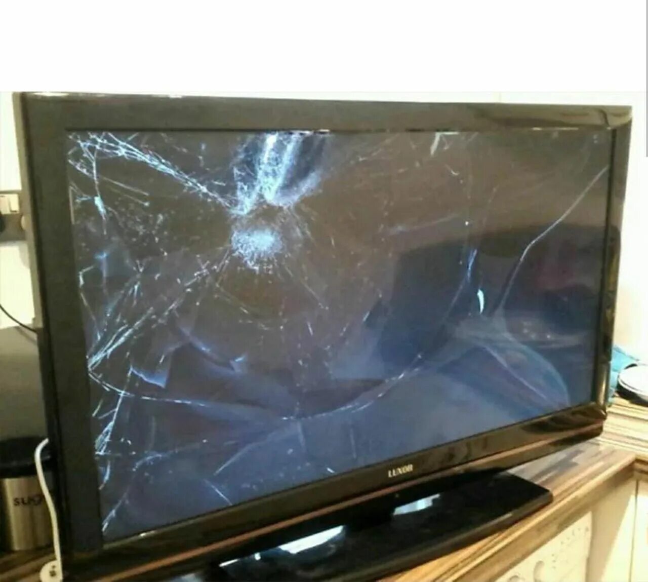 Починить разбитый телевизор. Разбитый телевизор Филипс. Сломанный плазменный телевизор. Разбитый монитор телевизора. Телевизор с разбитым экраном.