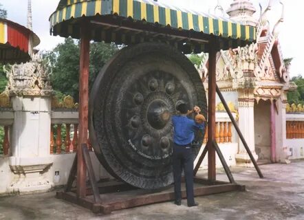 Бить в гонг