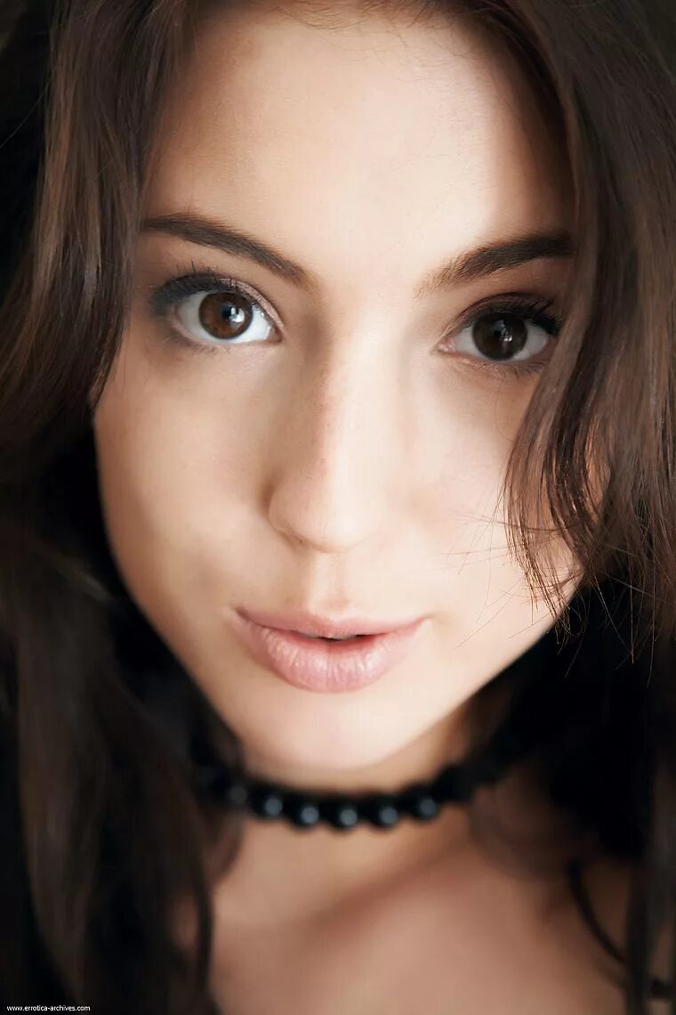 у девушки были карие глаза. хилари дафф глаза. красивые карие глаза. девушка с карими глазами. карие глаза.