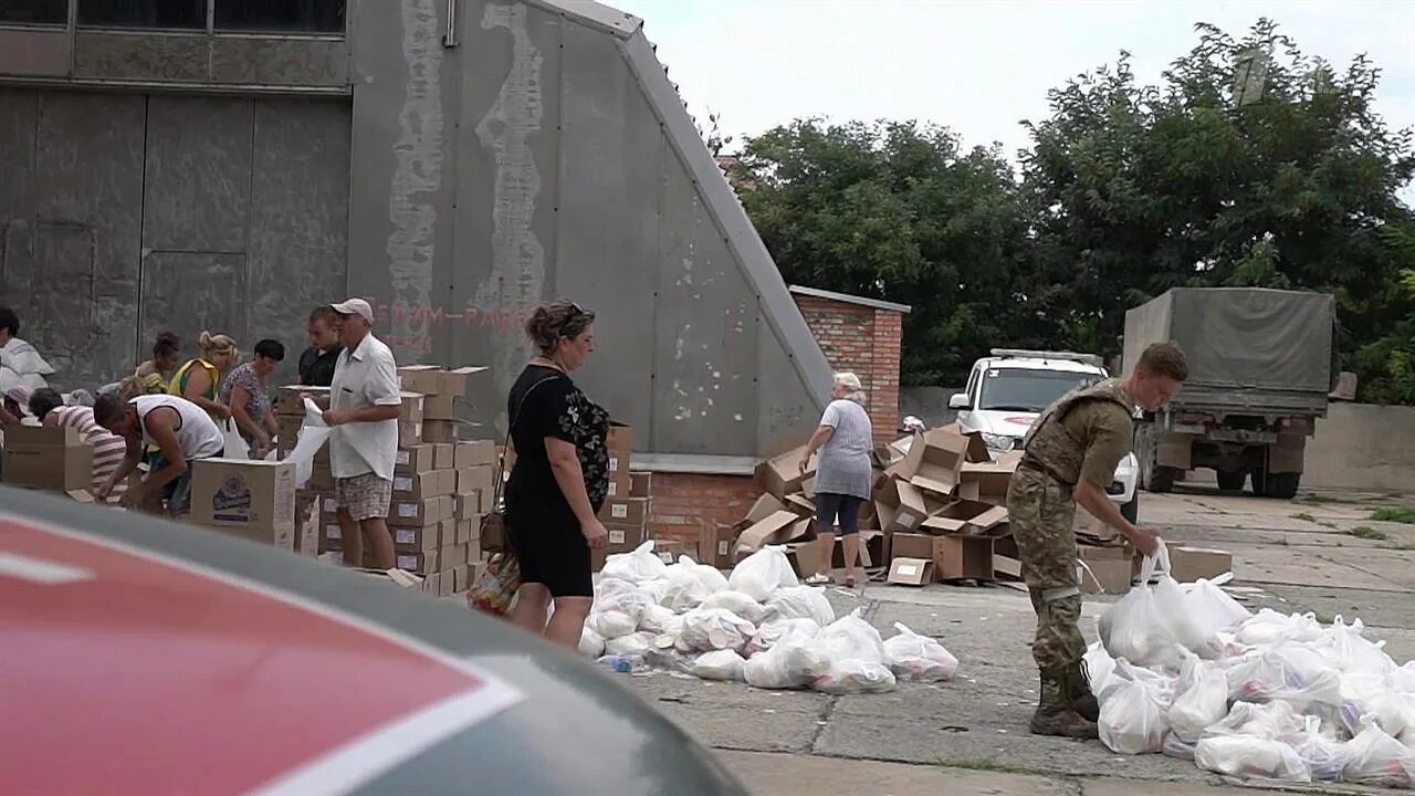 Новости геническа херсонской области сегодня последние. Гуманитарная помощь Украине от России. Раздача цветов волонтеры. Новости Геническ. Геническ новости сегодня.