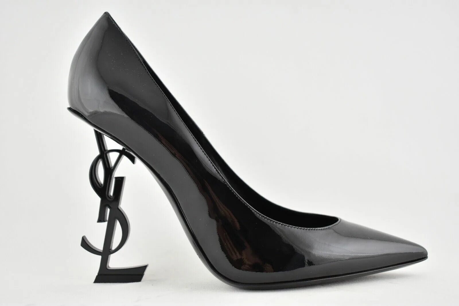 Ив сен лоран каблуки с логотипом. Туфли Ив сен Лоран легендарные. Yves Saint Laurent Opyum High Heels Black. Туфли Ив сен Лоран с каблуком. YSL туфли Palais Pumps Black.