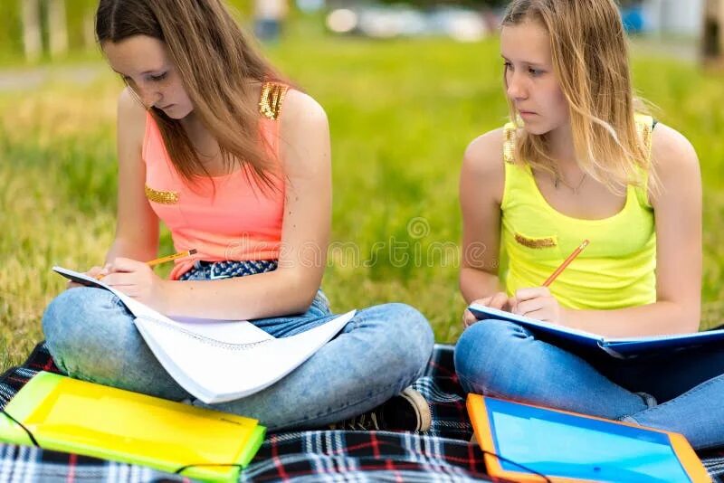 They doing their homework. На природе девушки студентки. Девочка школьница на природе отдых.