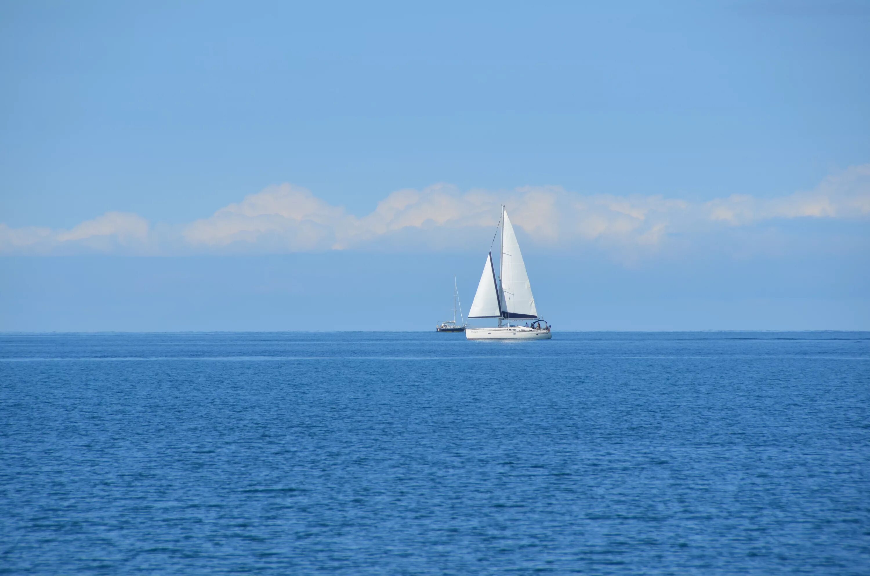 Финский залив парусная яхта. Парусник в море. Море Парус. Корабль вдалеке.