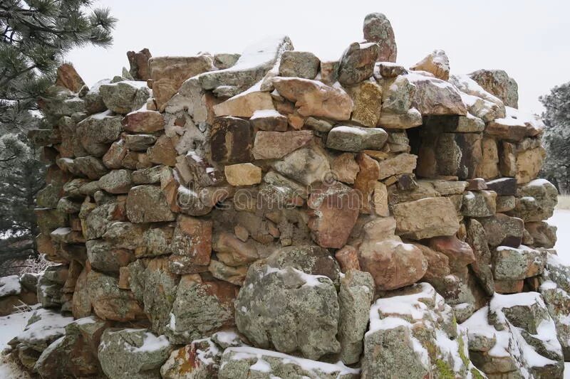 Перу куско крепость саксайуаман. Замок средневековья стенна. Сторожевая башня замка лисмор. Крепость камней. Дом башня из камня.