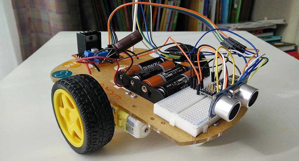 Сборка робота и программирование светодиодов. Робот на ардуино уно. Машинка на ардуино уно. Ардуино 1 робот. Роботы ардуино проекты.