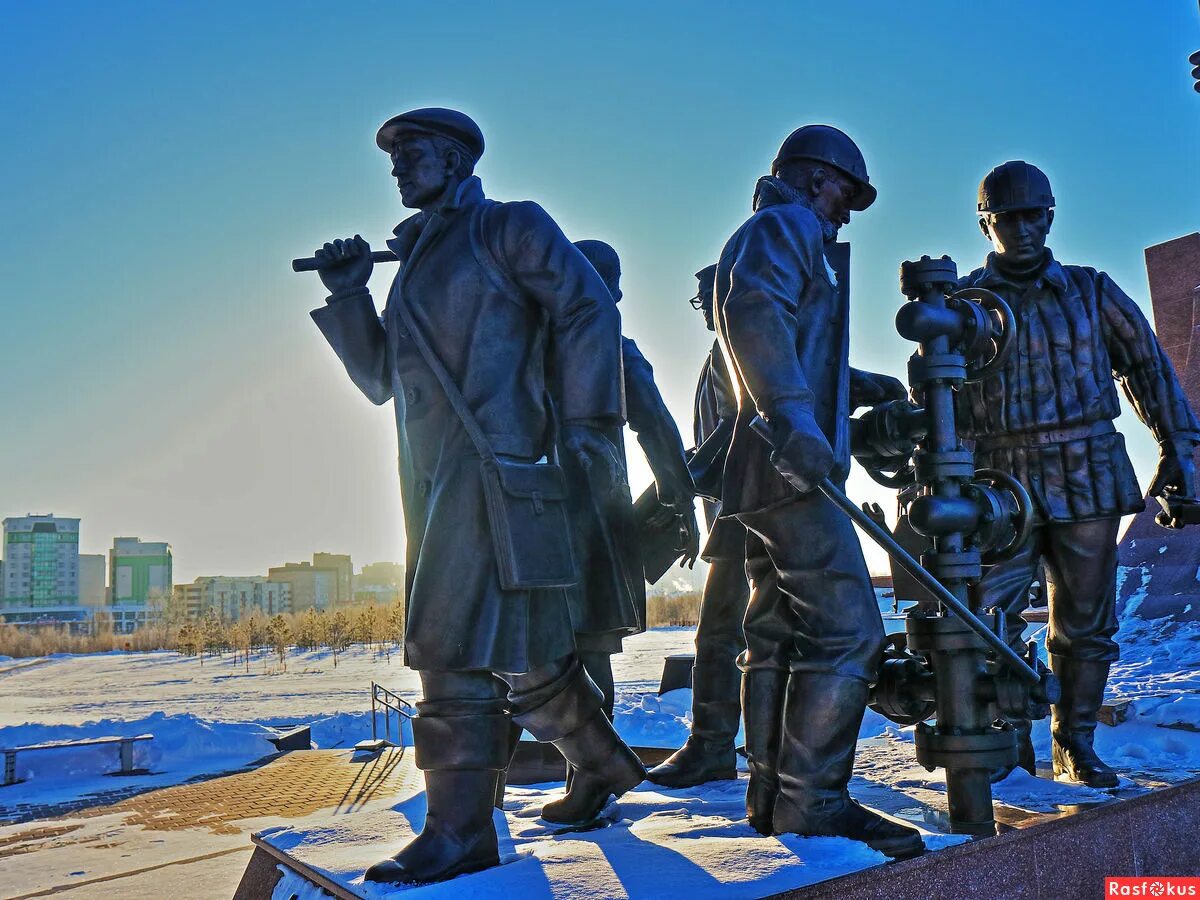 Памятник дк нефтьче альметьевск. Нефтяник какой город. Нефтяник какой город. Памятник первооткрывателям нефтеюганск. Статуя альметьевск нефтяников.
