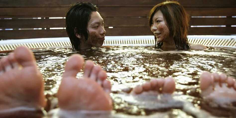 Японка купается. Японцы моются вместе. Японки купаются. Японцы в шоколадной ванне.