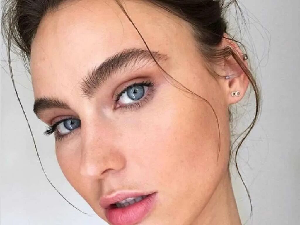 Шарлотта тилберри макияж. Форма бровей. Стрелка диор. Модные брови 2021 женские. Модный тренд брови.