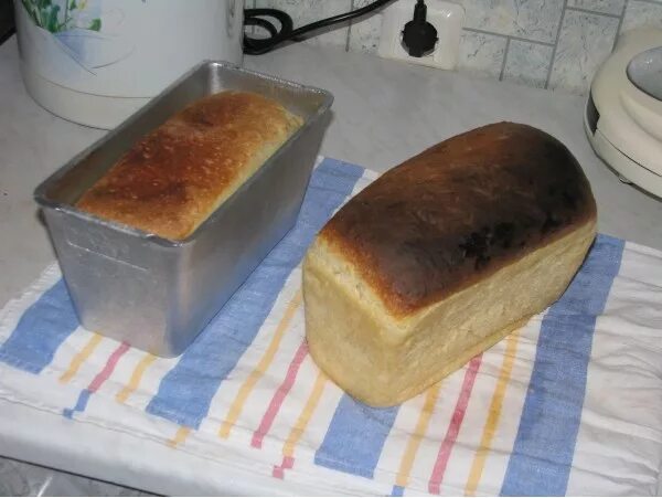 Хлеб после духовки. Форма для выпечки хлеба в духовке. Хлеб в форме в духовке. Камень для выпечки хлеба. Хлеб в форме для хлеба в духовке.