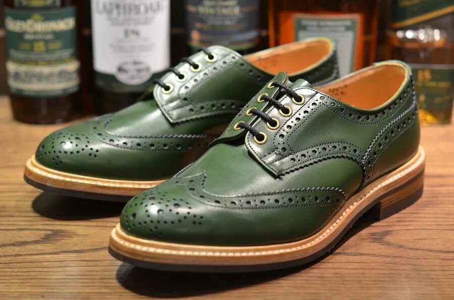 Обувь green. Оксфорды (Oxford Shoes) обувь 2021. Броги Trickers зеленые. Мужские туфли Оксфорд 2022. Брогги.