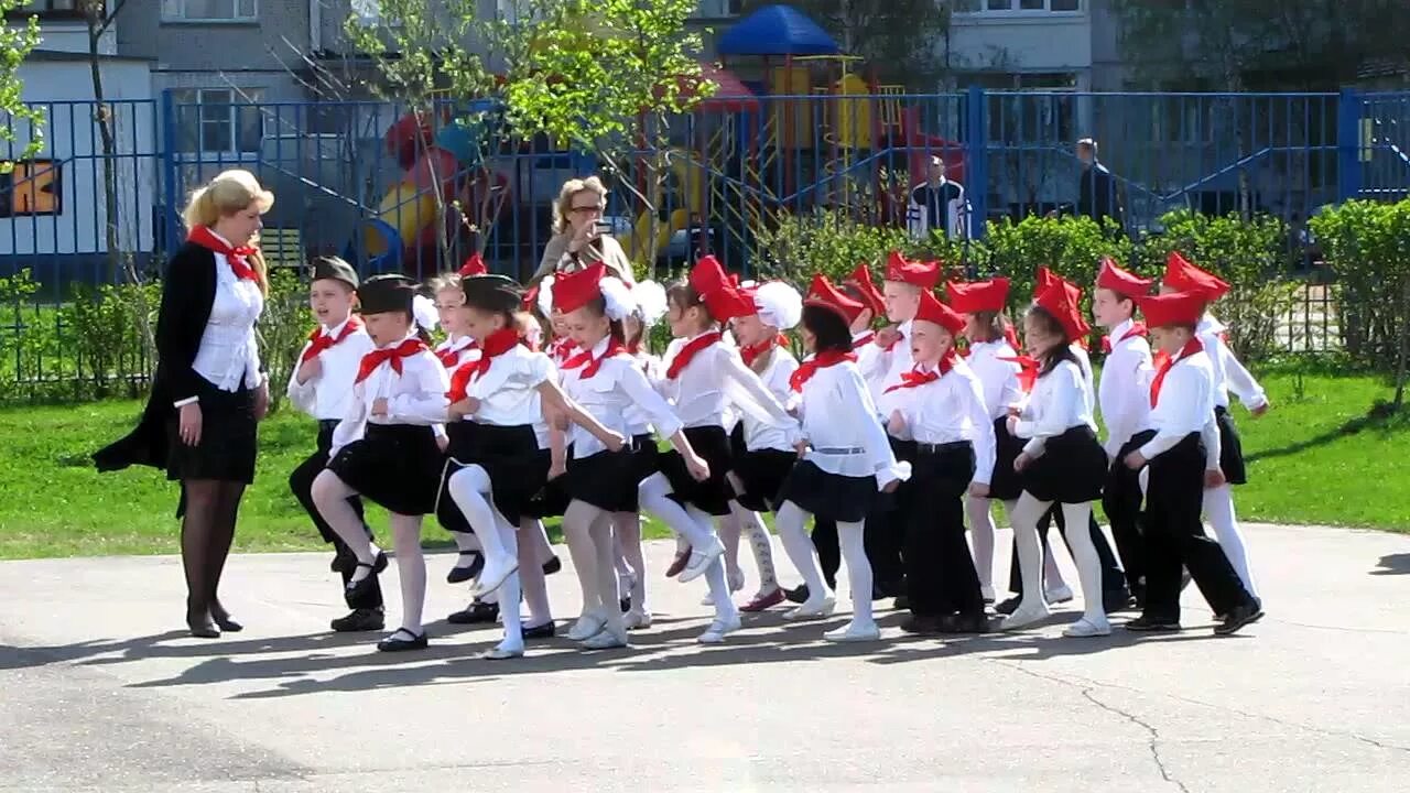 Песня для маршировки на конкурс строя. Форма для маршировки. Конкурс строя и песни. Маршировка в школе. Костюмы для маршировки в школе.