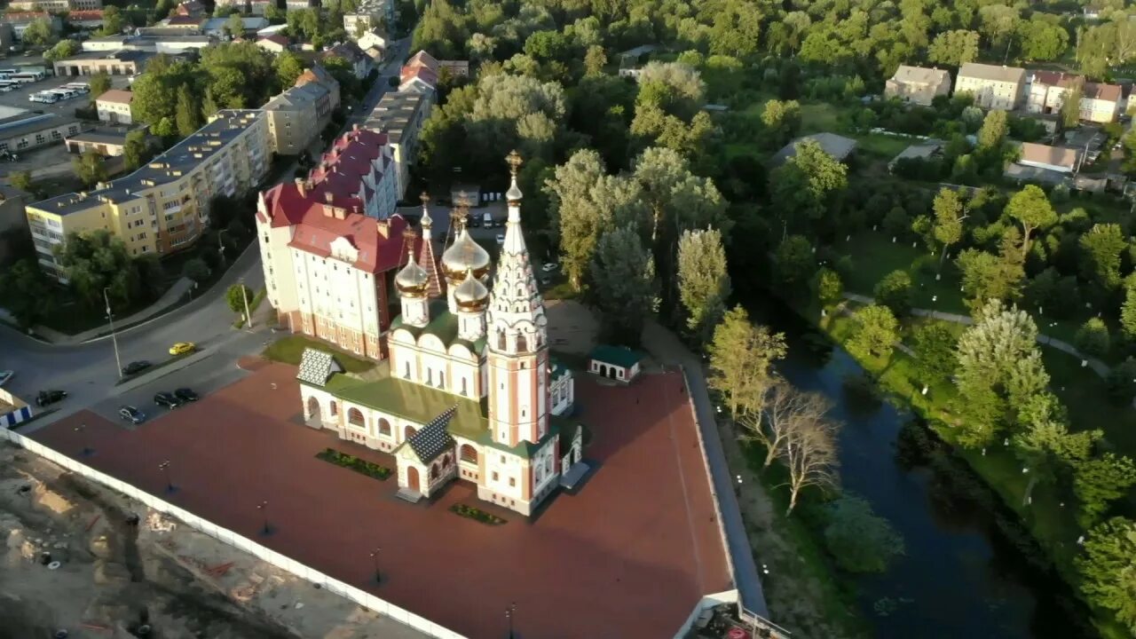 Гусев где находится. Храм в Гусеве Калининградской области. Храм всех святых Гусев Калининградская область. Центральная площадь Гусев Калининградская область. Церковь в Гусеве Калининградской области на площади.