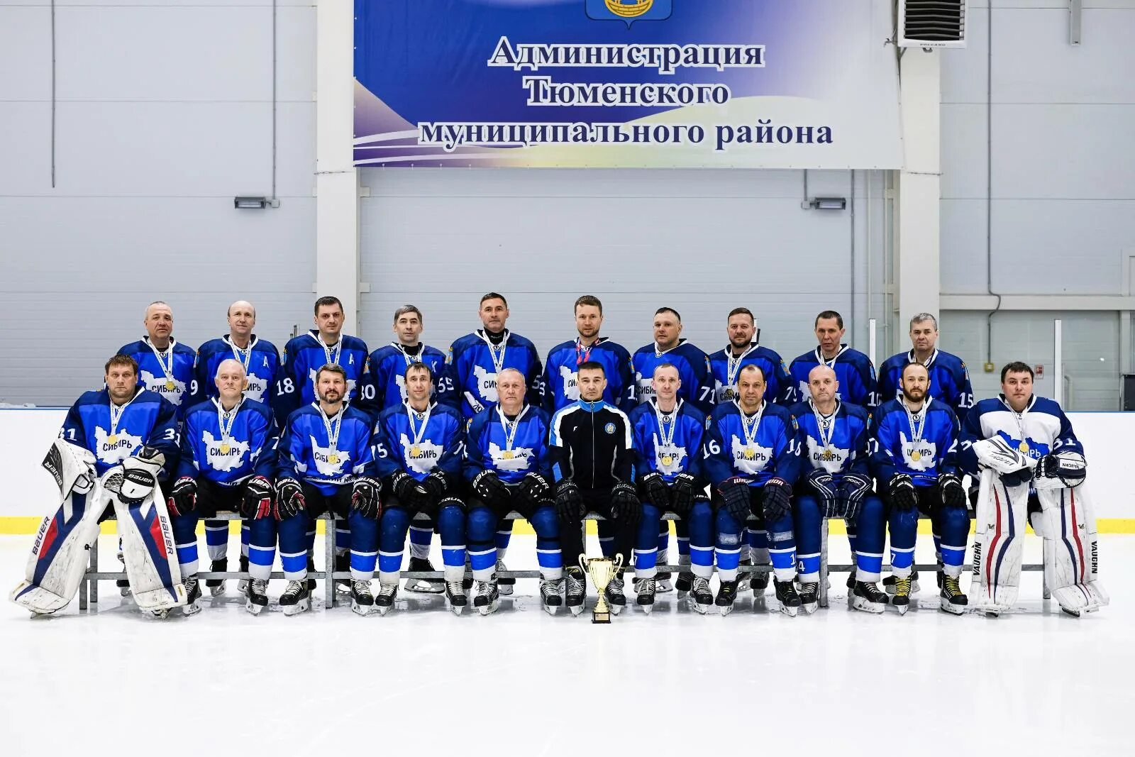 Хоккейная команда. Хоккей команда. Команда Сибирь хоккей. Команда Тюменский район хоккей.