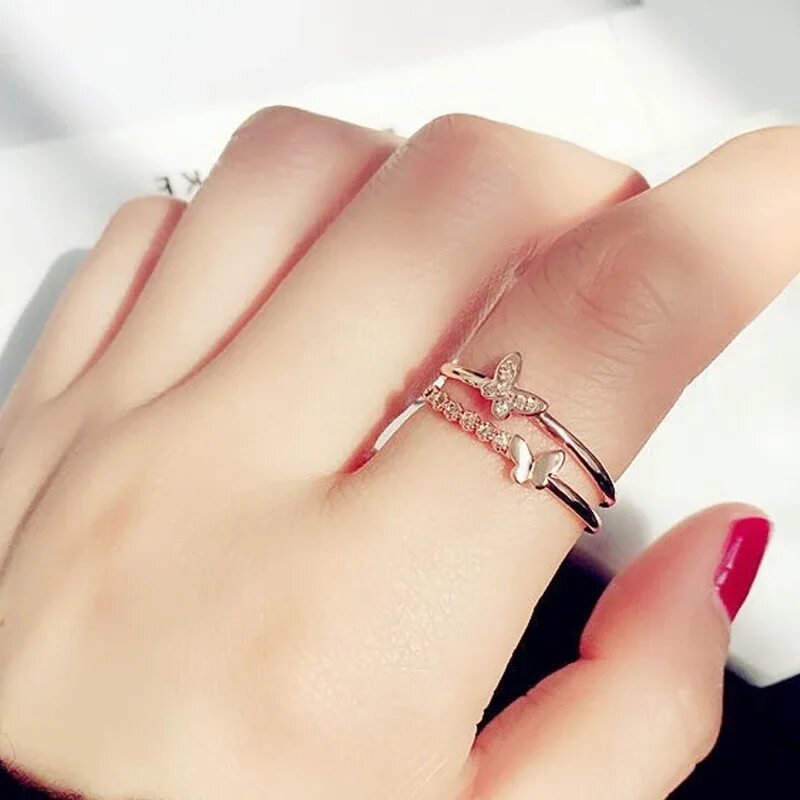 Красивое кольцо на палец. Модные кольца. Кольцо на указательном пальце. Кольцо для девушки. Зрлотые Кольна на указателбный палец.