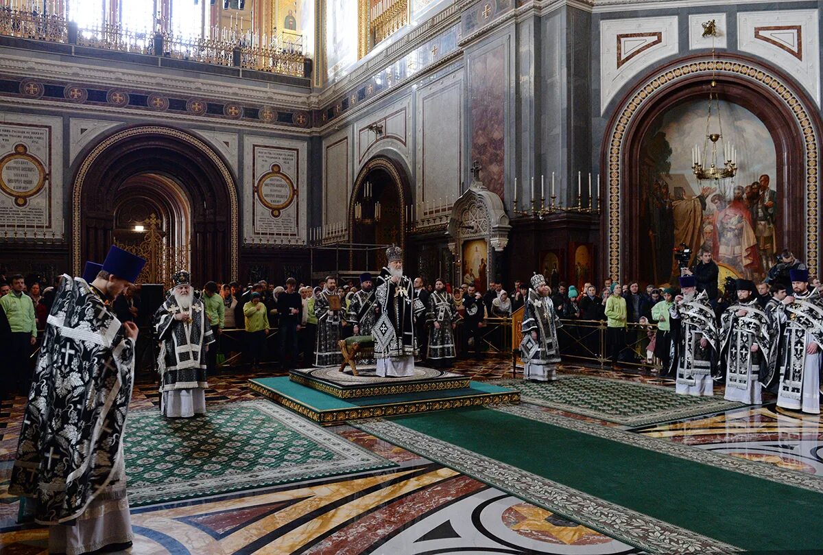 храм христа спасителя служение. в храме христа спасителя великая суббота. храм христа спасителя служение. пасхальное богослужение в храме христа спасителя в москве. храм христа спасителя служение.