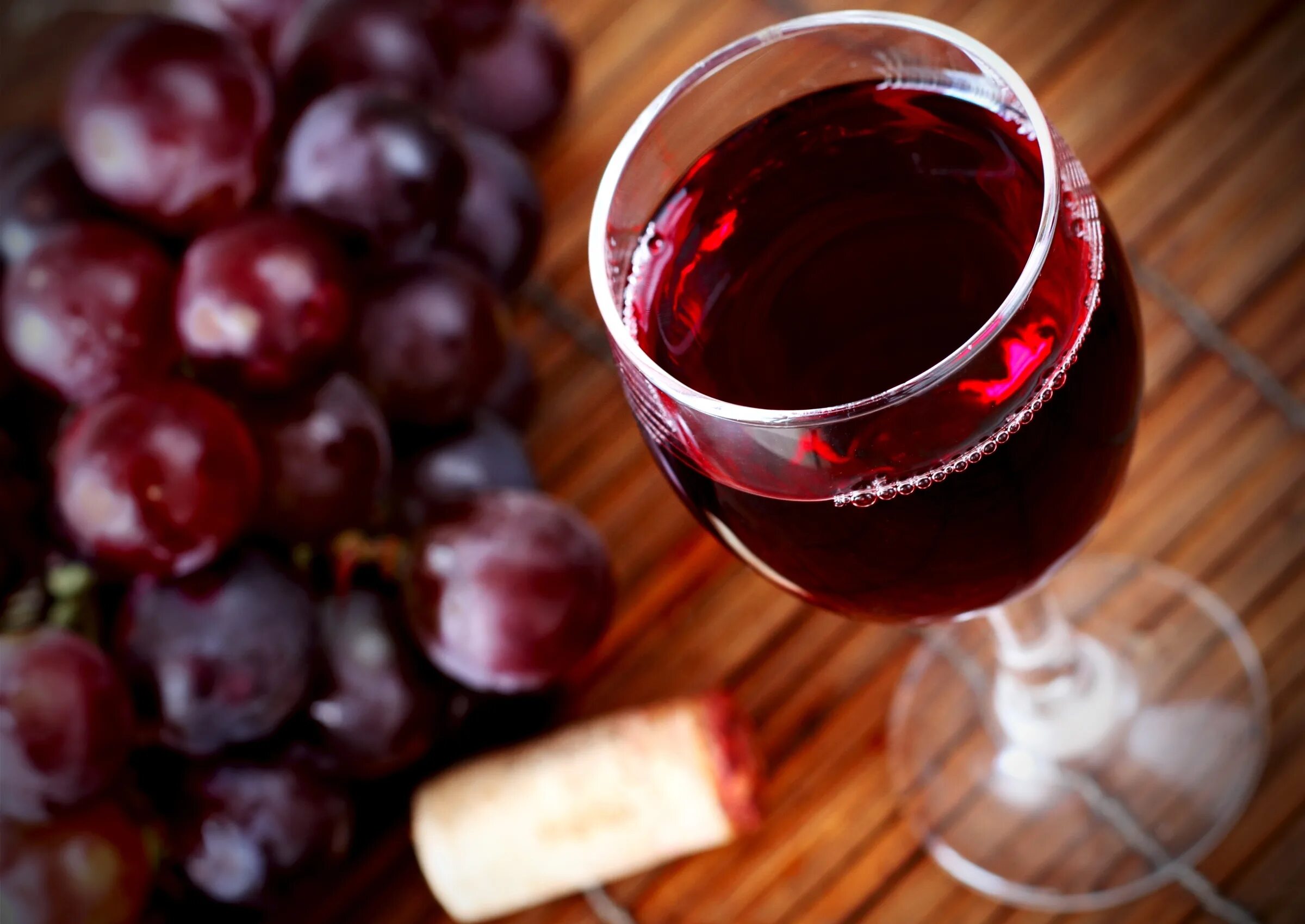 Вине винный. Виноградный сок Изабелла. Красное вино. Бордовое вино. Виноградное вино.