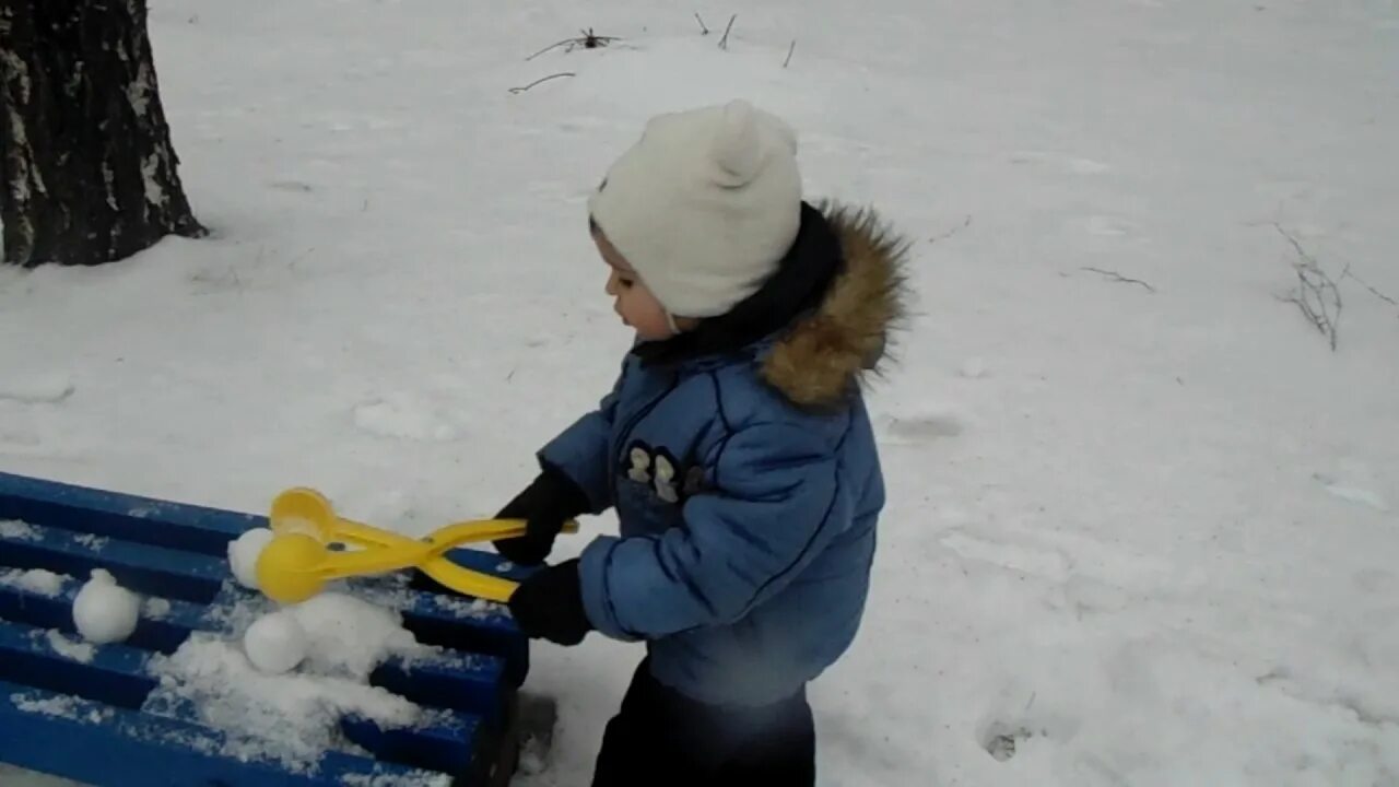 Снежные забавы. Снежки из снега. Зимние развлечения. Снежки для детского сада. Снежный комок.