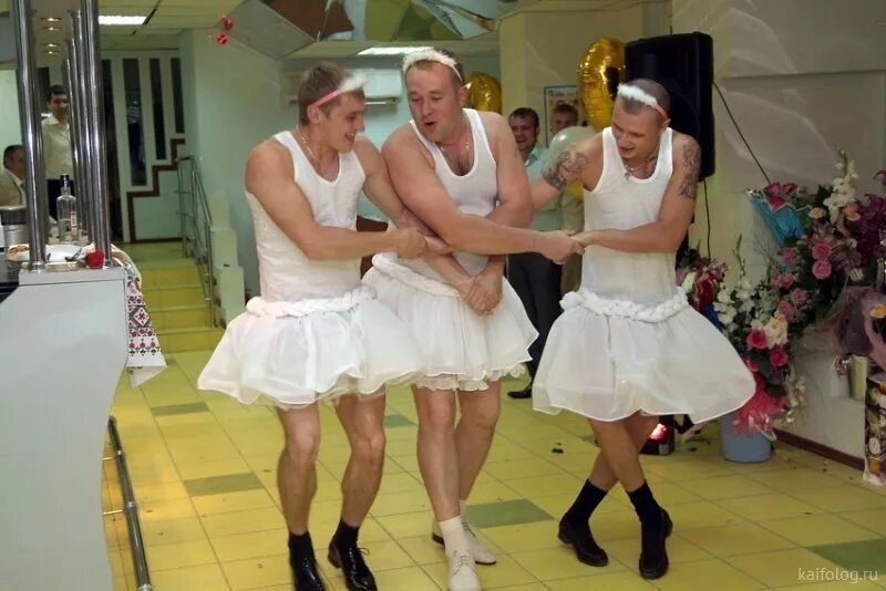 Терри крюс цыпочки. Мем с танцующими мужиками. Танцует лезгинку гиф. Терри крюс танец. Парень танцует на свадьбе.