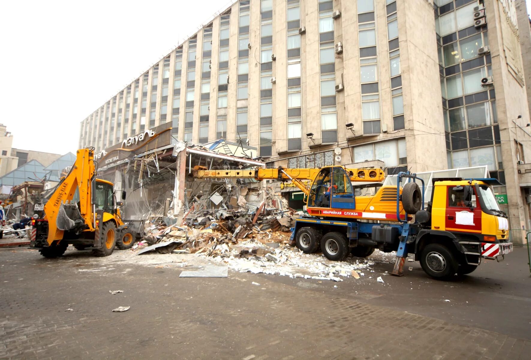 Снос тц мир. Снос тц. демонтаж торгового центра. снос торгового центра. самострой на тверской стеклянный.