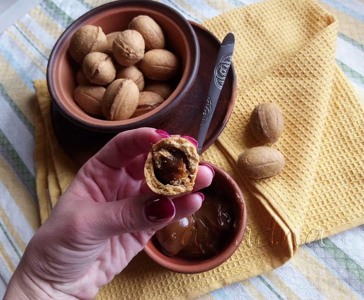 Орехи с начинкой. Печенье с орехами. Сладкий орешек. Начинка для орешков. Polya nuts инстаграм