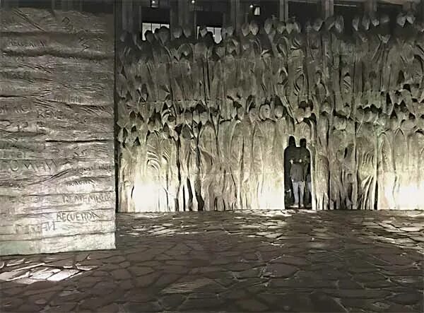 Цветы траур. Фрагмент скорби. Фрагмент скорби. Фрагмент скорби. Скульптура скорбящей женщины.