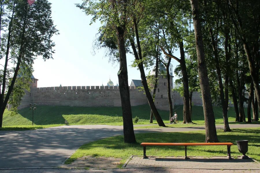 Парки великого новгорода сайт. Кремлевский парк Великий Новгород. Новгородский Кремль Великий Новгород Кремлёвский парк-. Кремлевский парк фонтан Великий Новгород. Кремлёвский парк Великий Новгород летом.