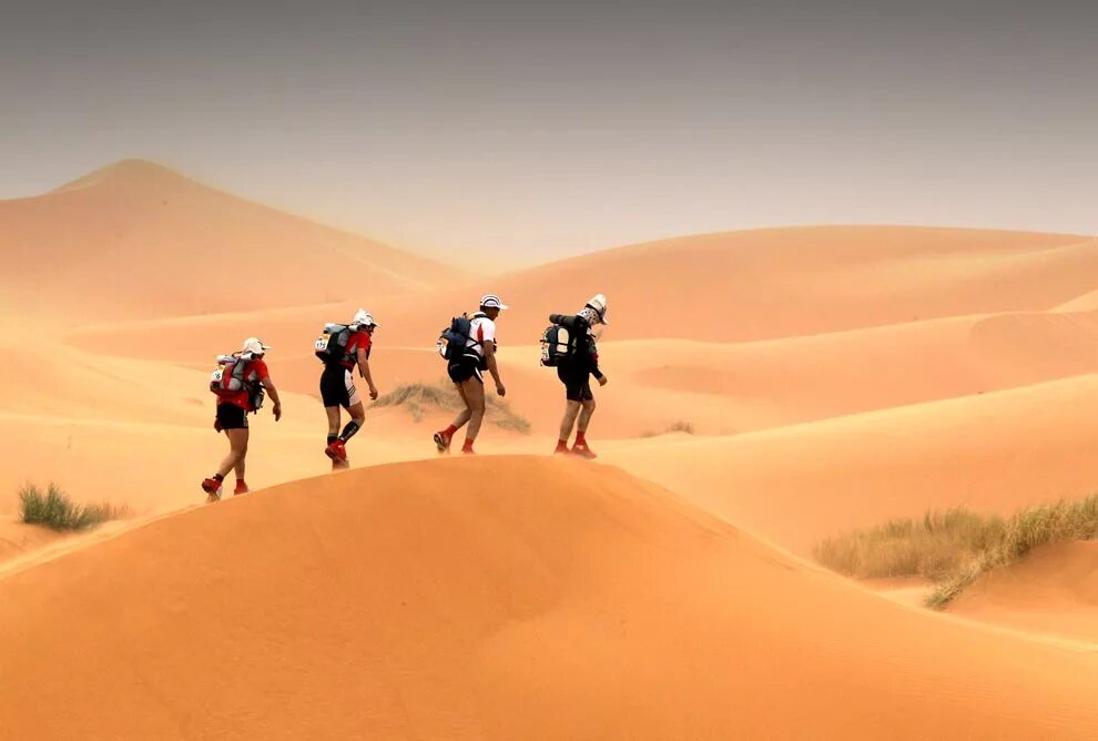 Пустынные бега. Des Sables марафон. Ультрамарафон des Sables. Путешественник в пустыне. Человек в пустыне.