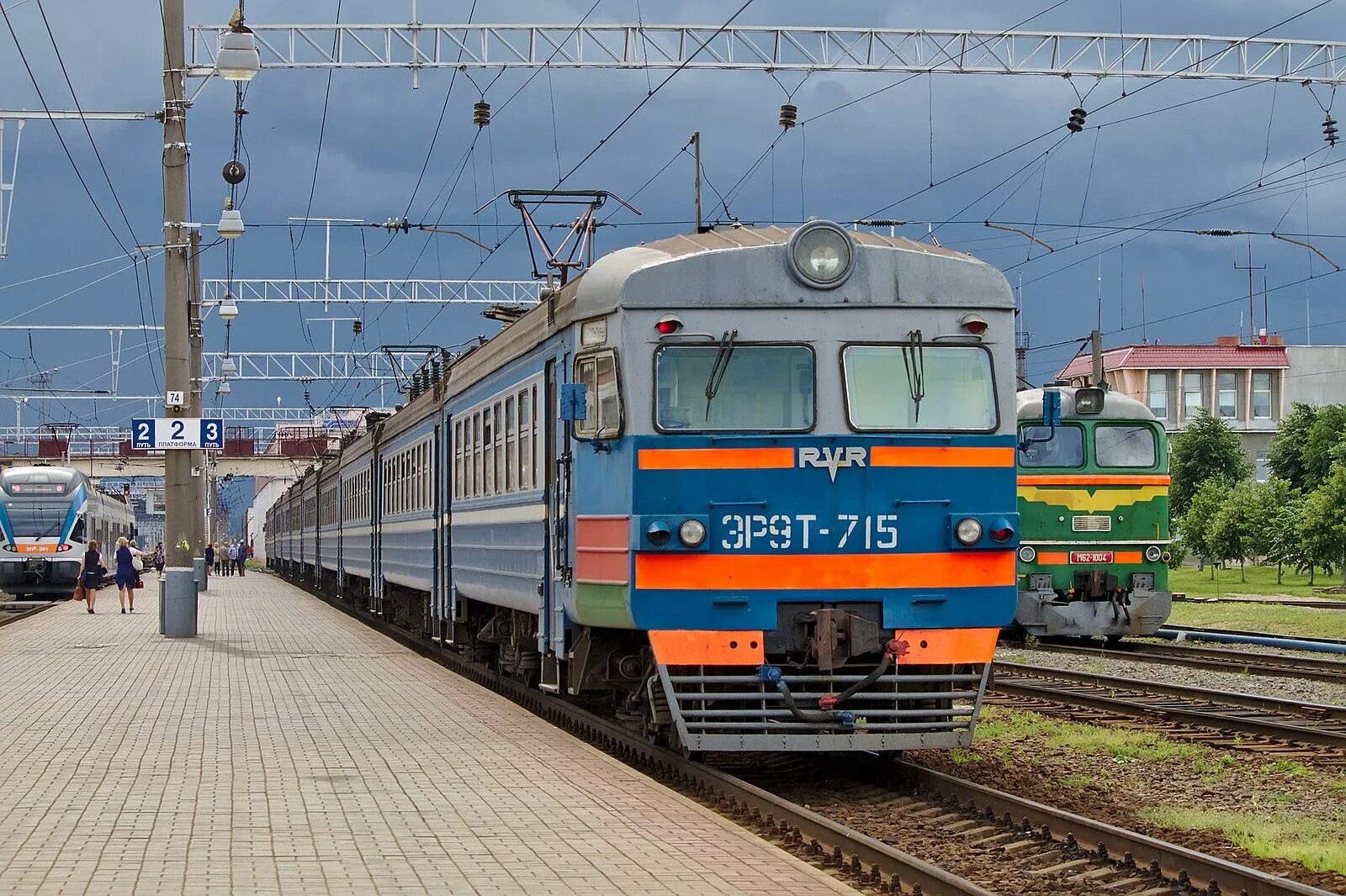 Пассажирские поезда в белоруссии. Stadler flirt беларусь. Электрички барсуки минск. Штадлер минск брест. Тэп60 тепловоз.