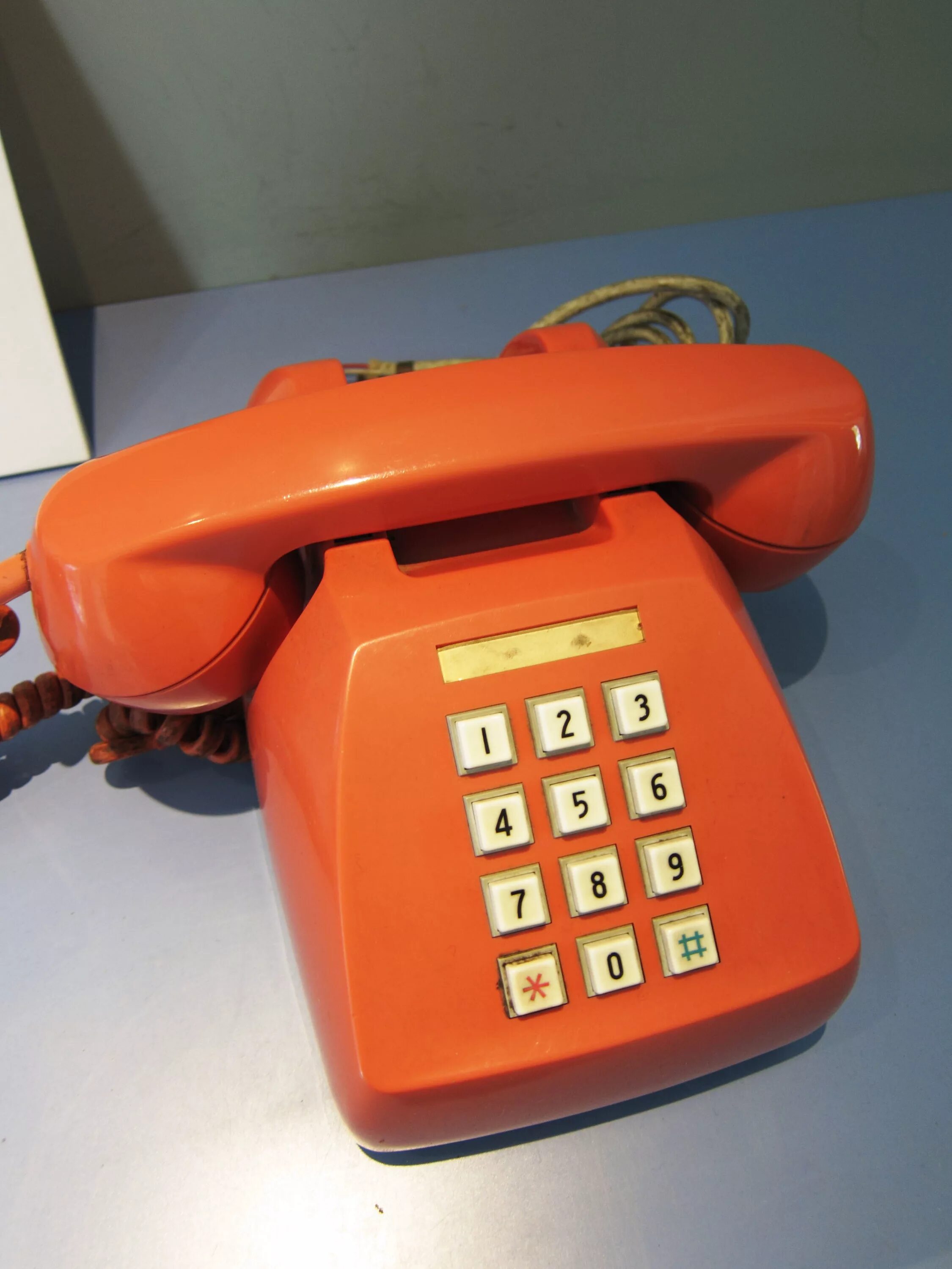 Телефон сел. История телефонии. Самый первый телефон в мире. Телефон телефон телефон телефон. Старые телефоны японий.