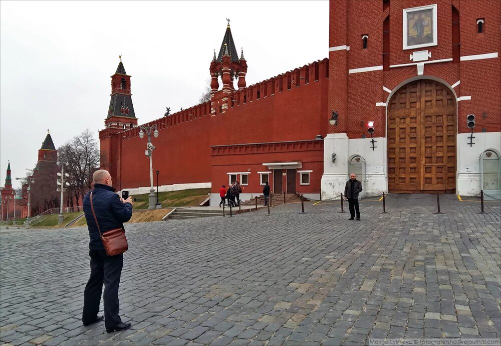 Что есть бесплатного в москве. Спасские ворота Москва Кремль. Спасская башня Спасские ворота. Туалет у Спасской башни Кремля. Красная площадь Спасская башня туалет.