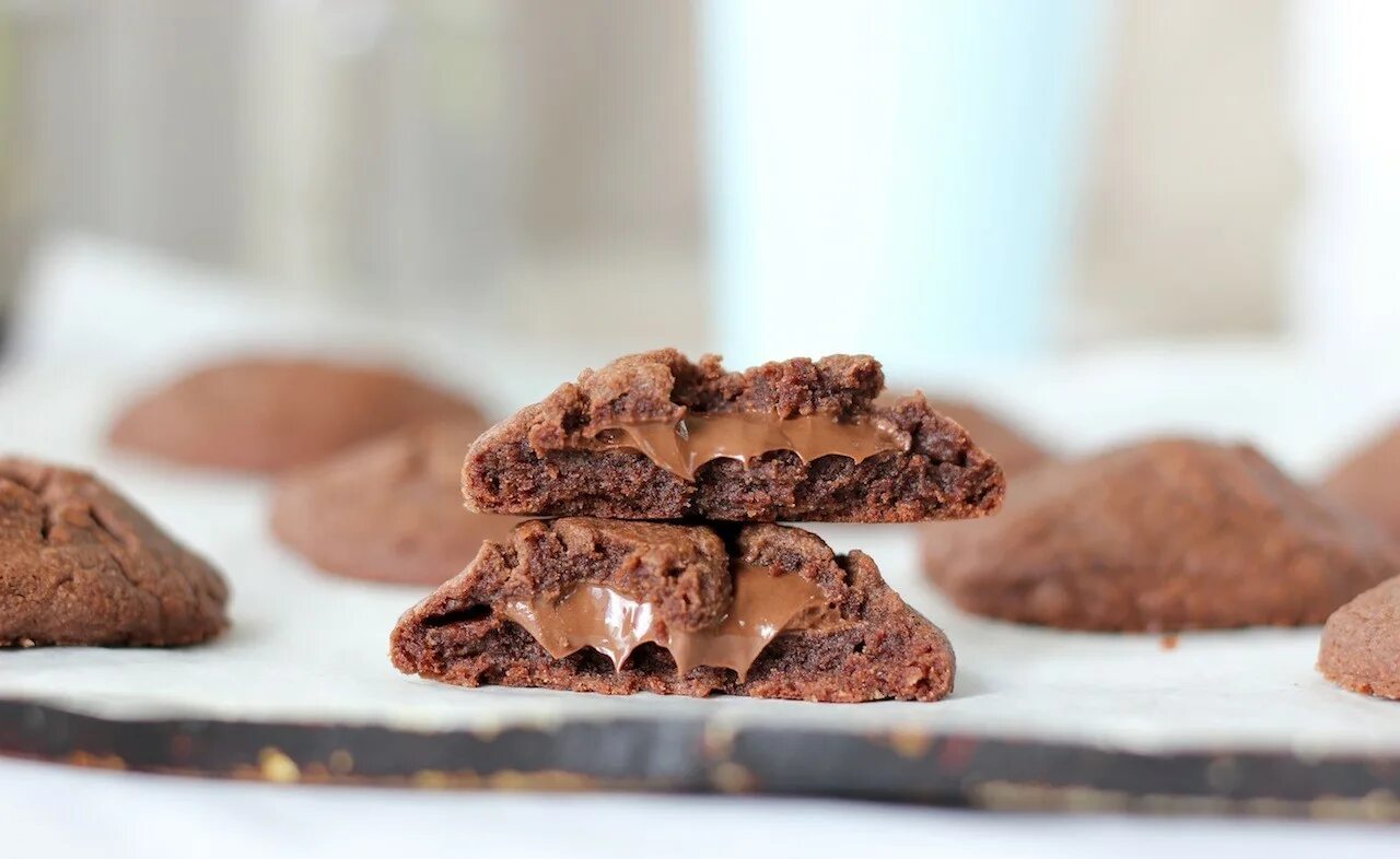 Шоколадное печенье без масла. Шоколадное печенье. Печеньки с шоколадом. Печенье с какао. Печенье с шоколадом внутри.