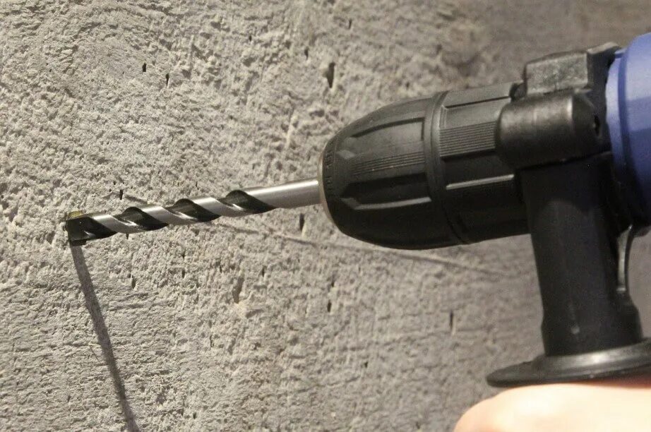 Пробурить отверстие в стене. Сверление перфоратором 20 мм. Сверло перфоратор OEM 6-10 (функция удара для дрели). Сверло 20 мм для сверления стены. Сверление сверлом ds005-2400-0260 d-24 мм в бетоне.