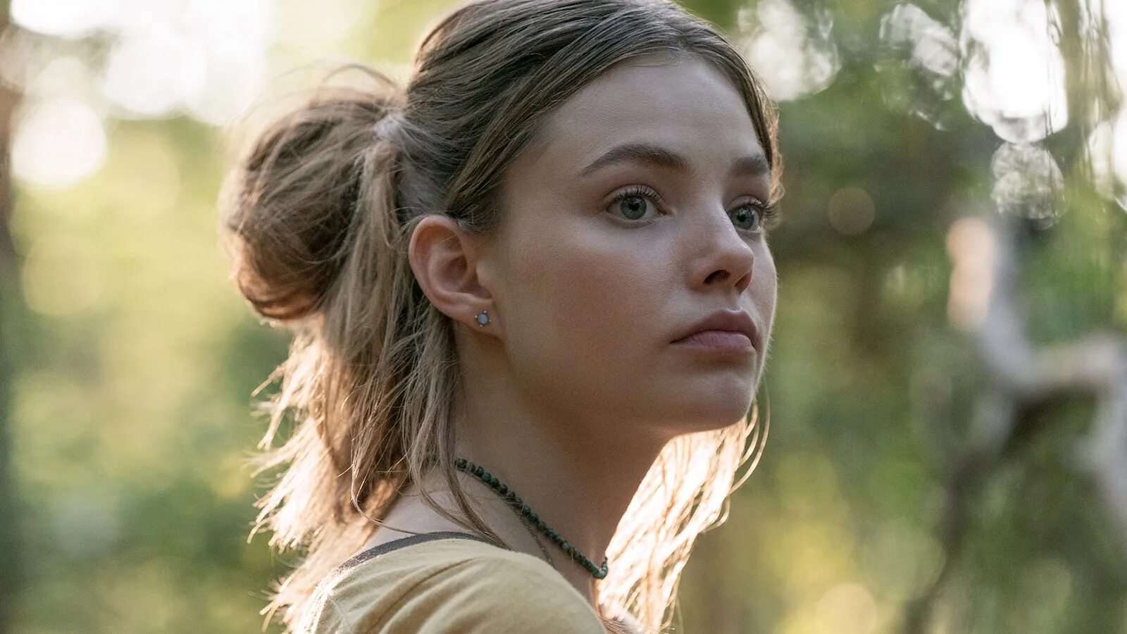 Человек с биноклем. Чарли пламмер в поисках аляски. Найти клиентов. Looking for full. Кристин фросет в поисках аляски.