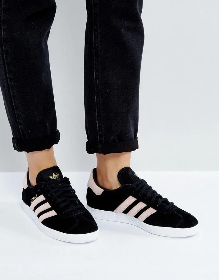 Adidas originals черные. Черные кроссовки adidas Originals Gazelle. Adidas Gazelle черные замшевые. Adidas Gazelle черные с белой подошвой. Кроссовки адидас женские Gazelle черные.