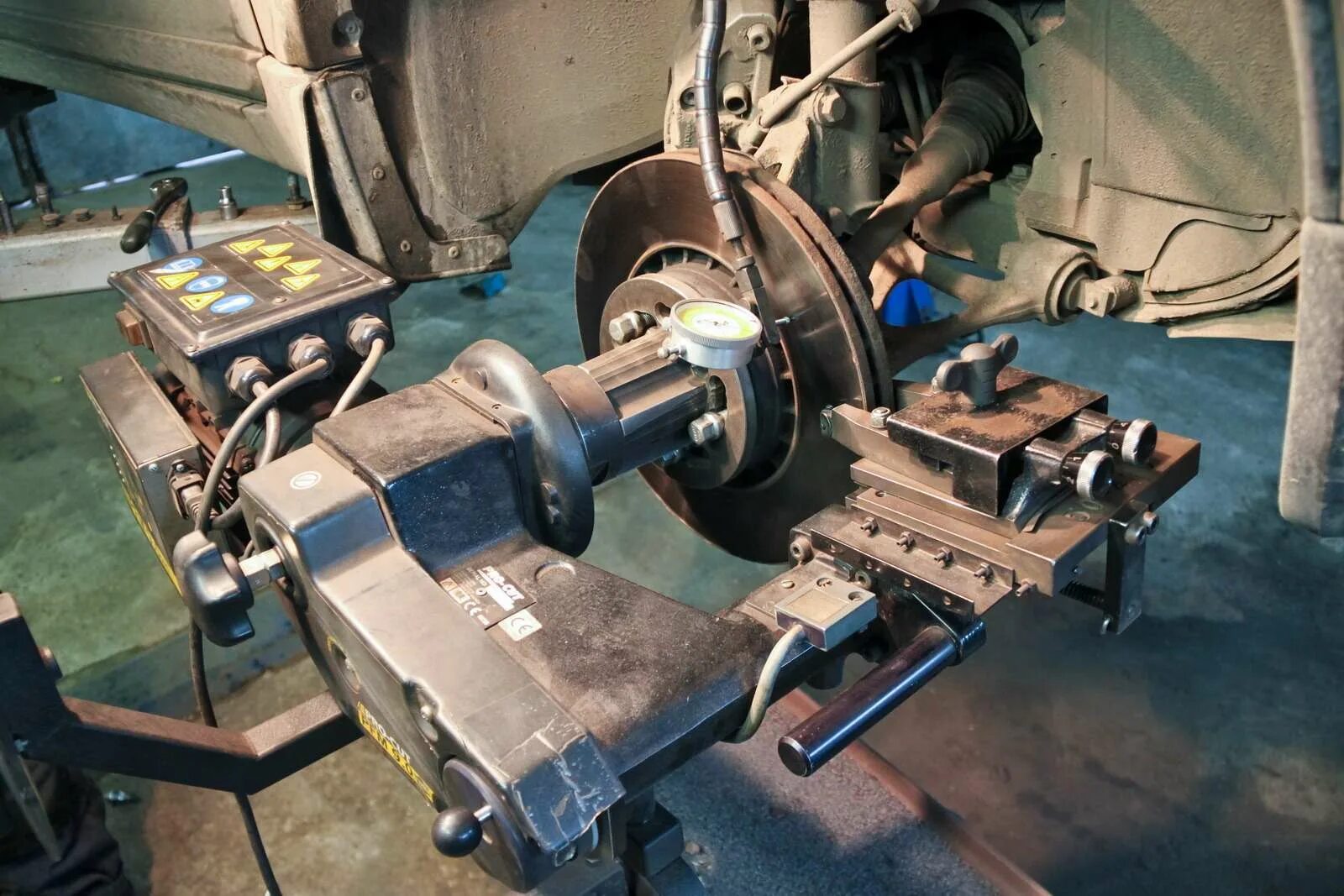 Станок тормозных дисков. Станок тормозных дисков. Проточка тормозных дисков nordberg nl1. Станок для расточки тормозных барабанов ттн-420. Nordberg nl1 станок для проточки тормозных дисков без снятия и со снятием.