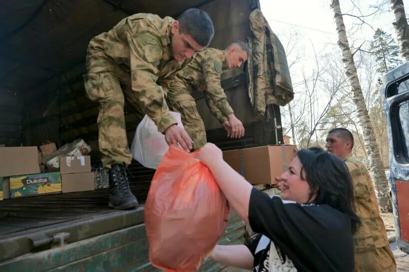 Гуманитарная помощь Украине. Гуманитарка для военных на Украине. Гуманитарная помощь. Передача гуманитарной помощи военным. Передача помогали людям